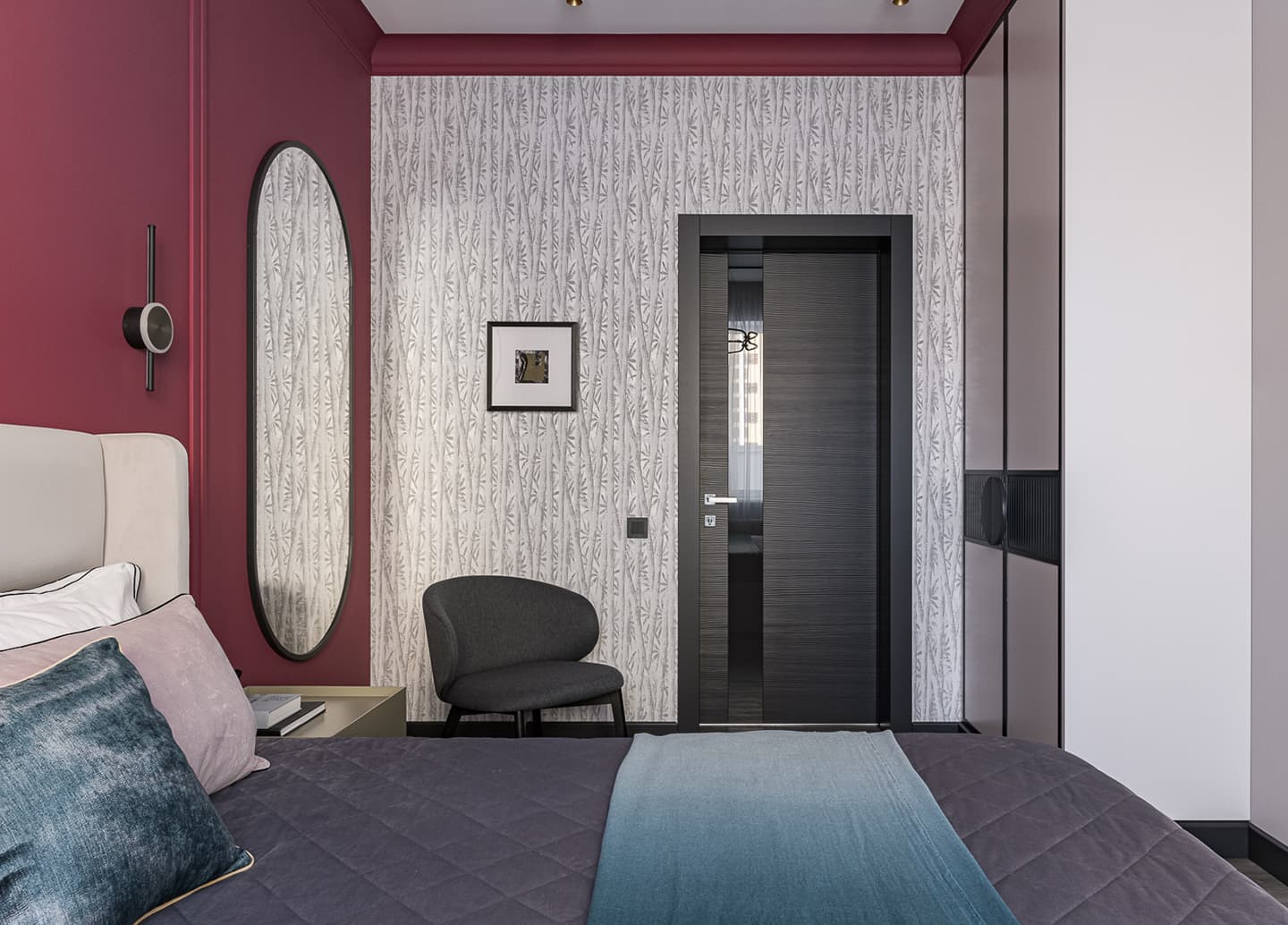 Узорчатые обои, дерево и бордовые акценты в интерьере семейного дома – проект Елены Глининой