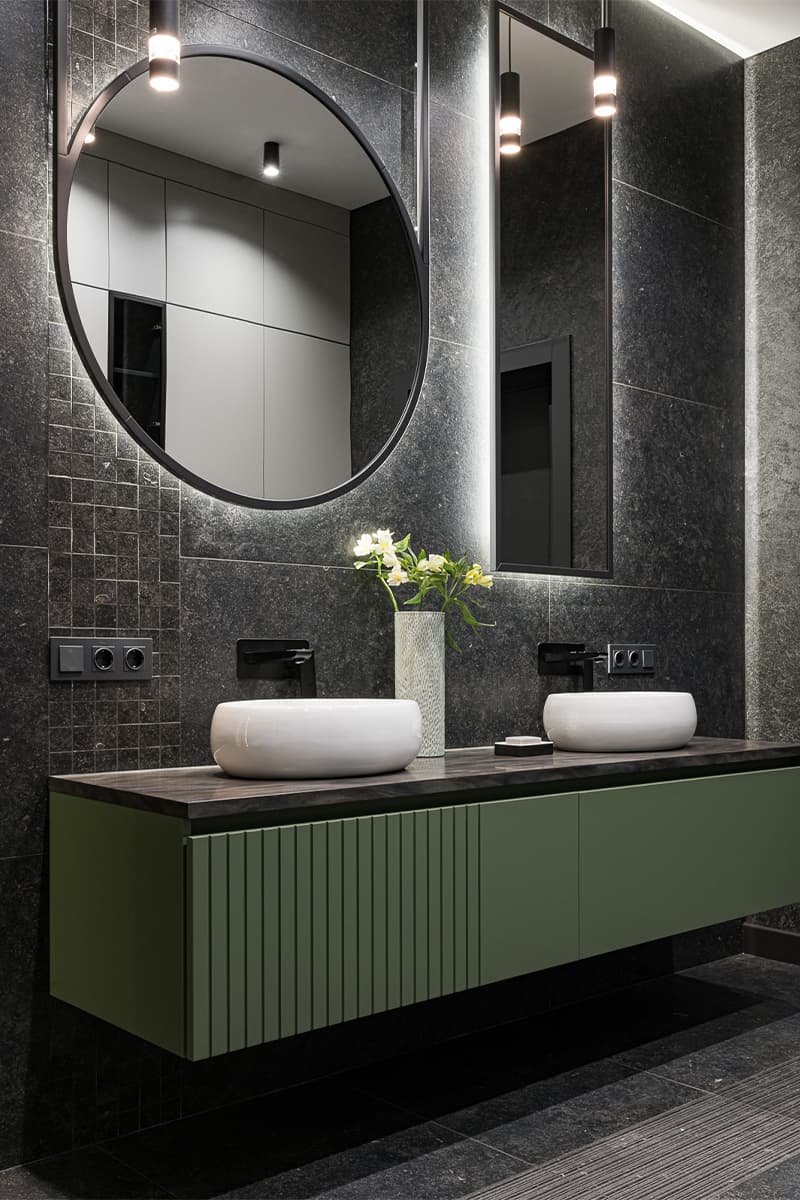 Узорчатые обои, дерево и бордовые акценты в интерьере семейного дома – проект Елены Глининой