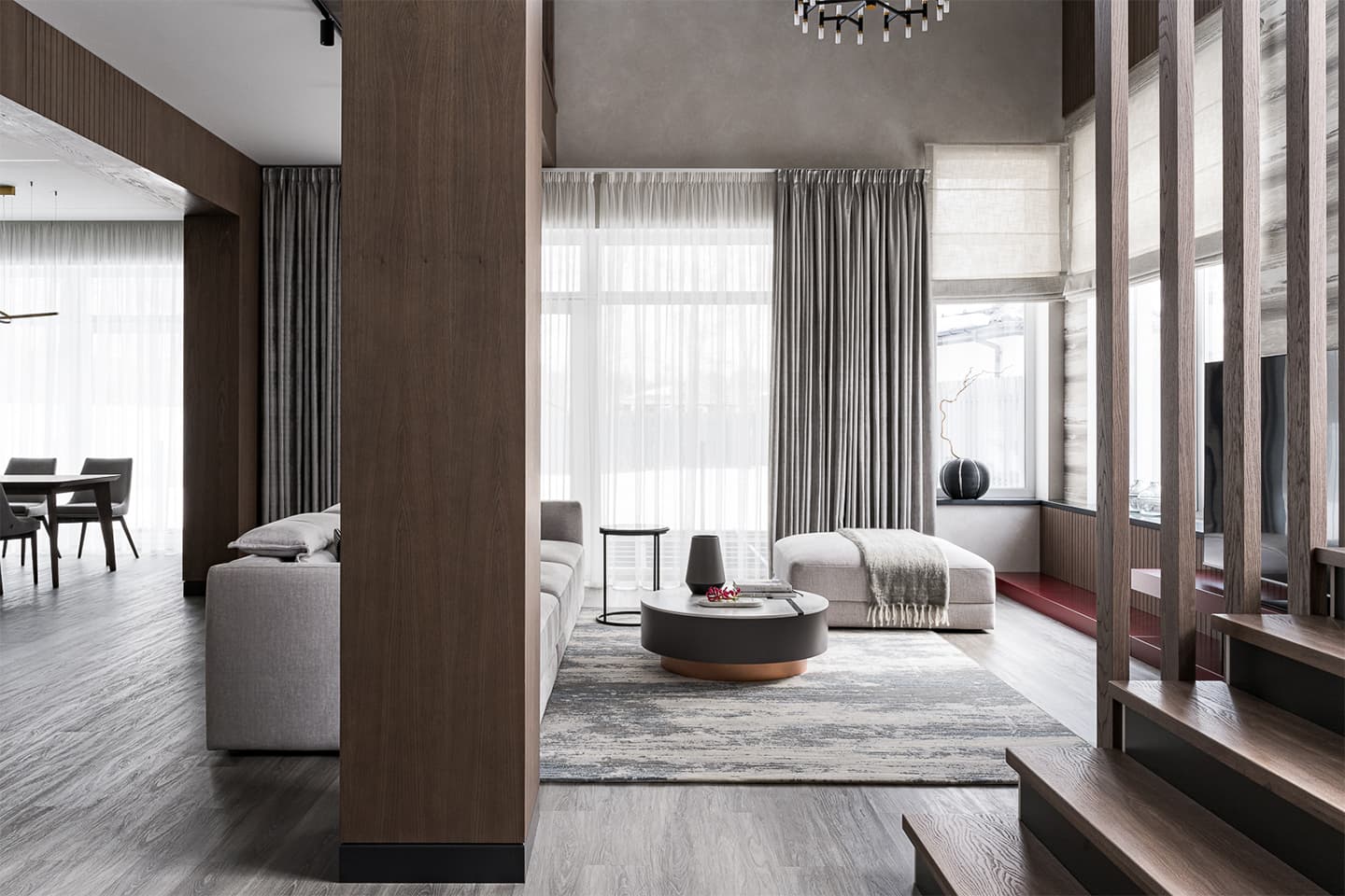 Узорчатые обои, дерево и бордовые акценты в интерьере семейного дома – проект Елены Глининой