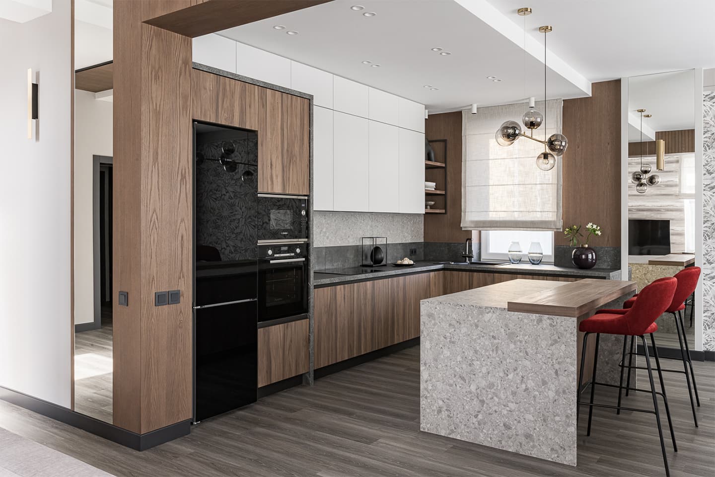 Узорчатые обои, дерево и бордовые акценты в интерьере семейного дома – проект Елены Глининой