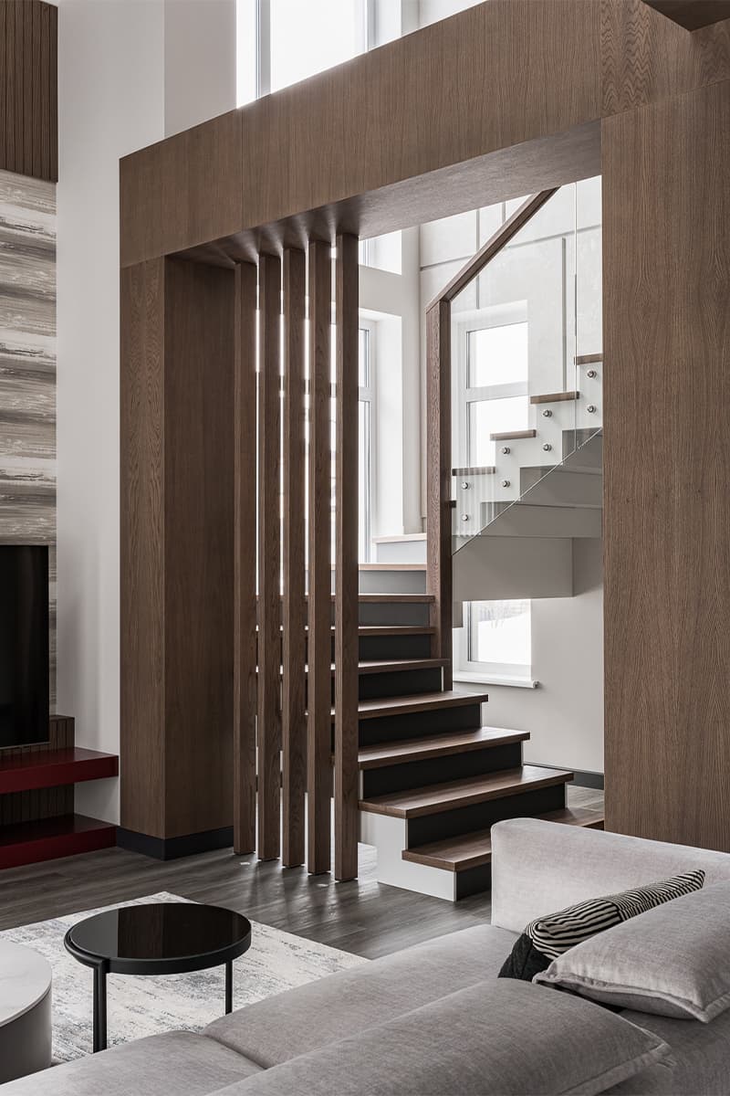 Узорчатые обои, дерево и бордовые акценты в интерьере семейного дома – проект Елены Глининой