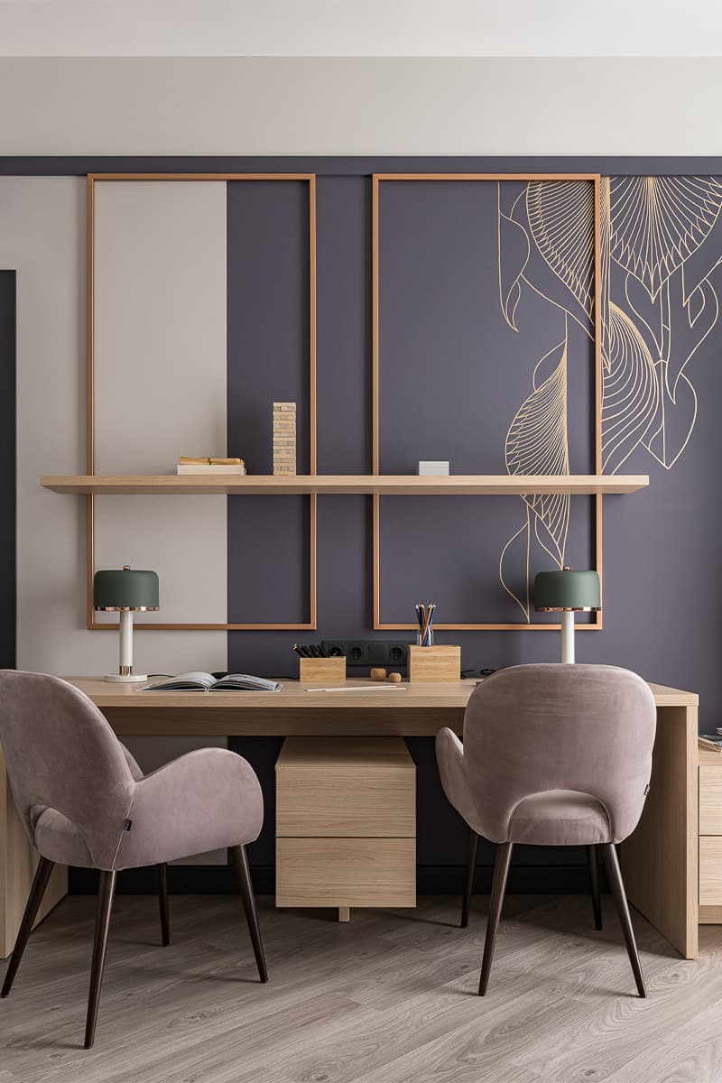 Узорчатые обои, дерево и бордовые акценты в интерьере семейного дома – проект Елены Глининой