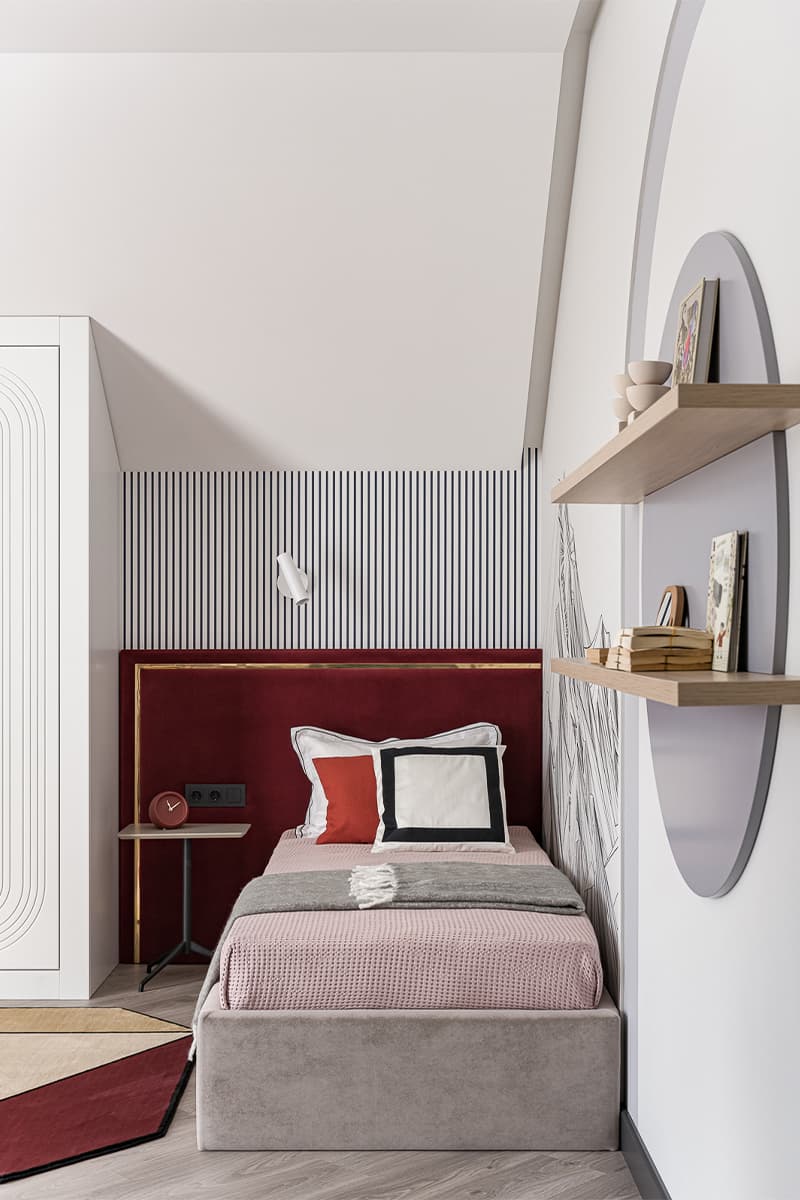 Узорчатые обои, дерево и бордовые акценты в интерьере семейного дома – проект Елены Глининой