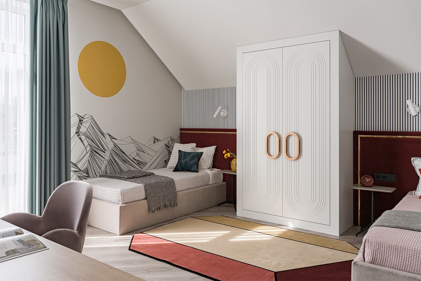 Узорчатые обои, дерево и бордовые акценты в интерьере семейного дома – проект Елены Глининой