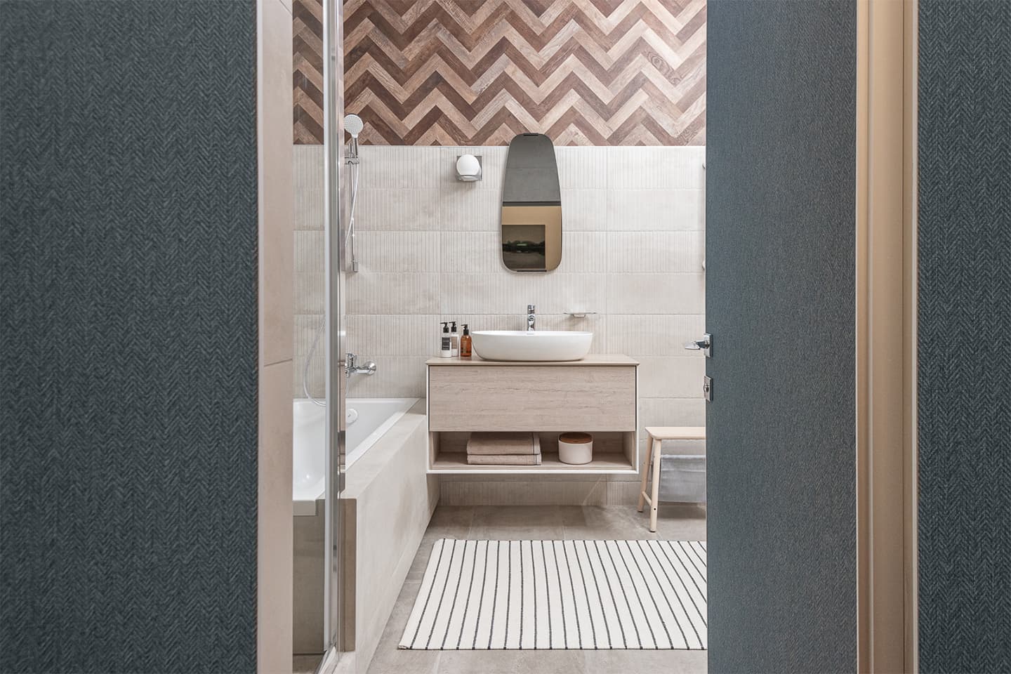 Обилие арок, декора и сочных тонов в интерьере челябинской квартиры – проект архитектурного бюро BAUERHAUS