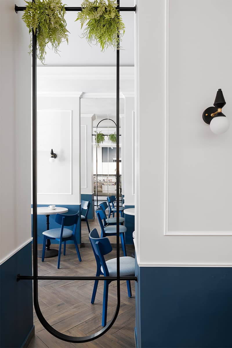 Молдинги, колонны и зеркала в оформлении минской кофейни – проект Наталии Эпштейн