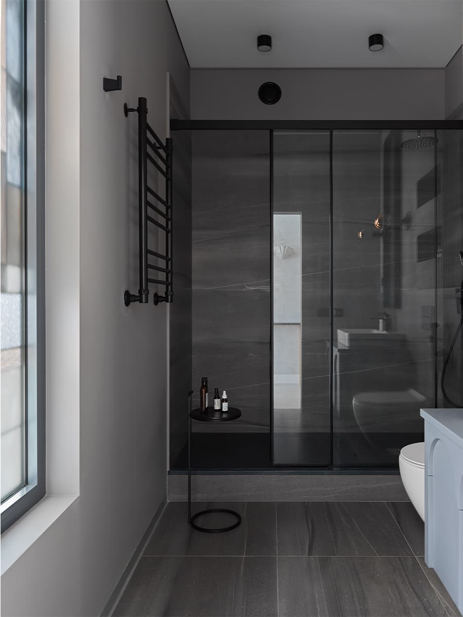 Строгий интерьер квартиры для молодой женщины-юриста – проект Алисы Басовой