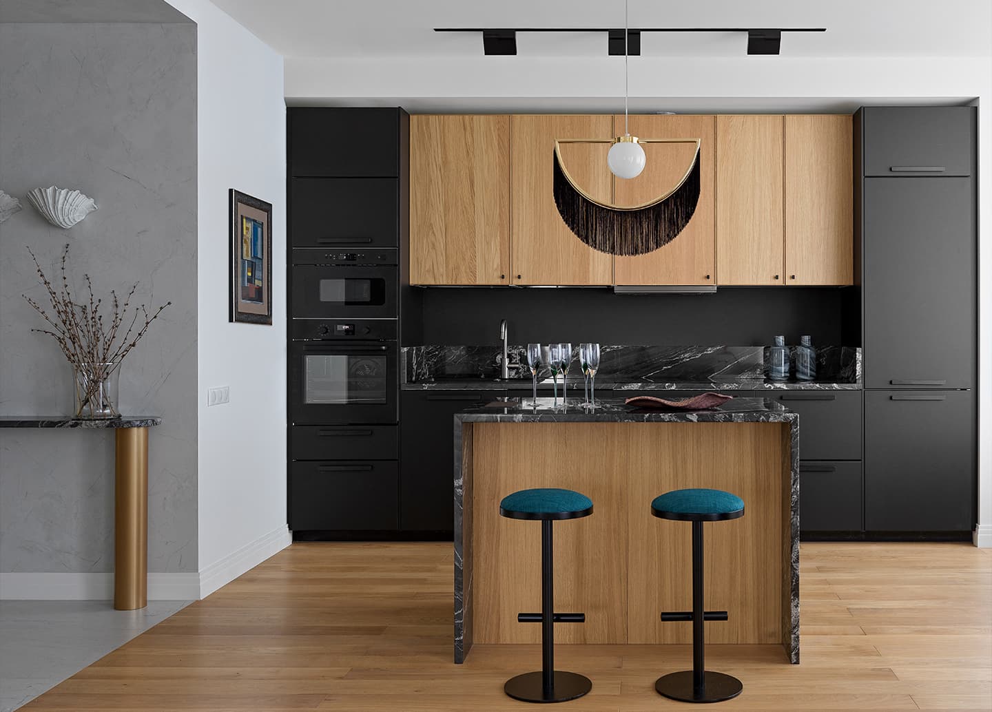 Строгий интерьер квартиры для молодой женщины-юриста – проект Алисы Басовой