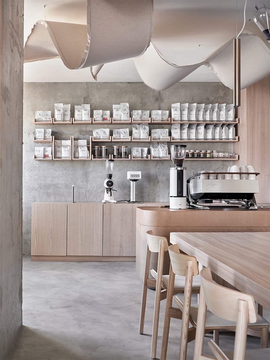 Уютный интерьер ресторана в индустриальных декорациях – проект DA Bureau