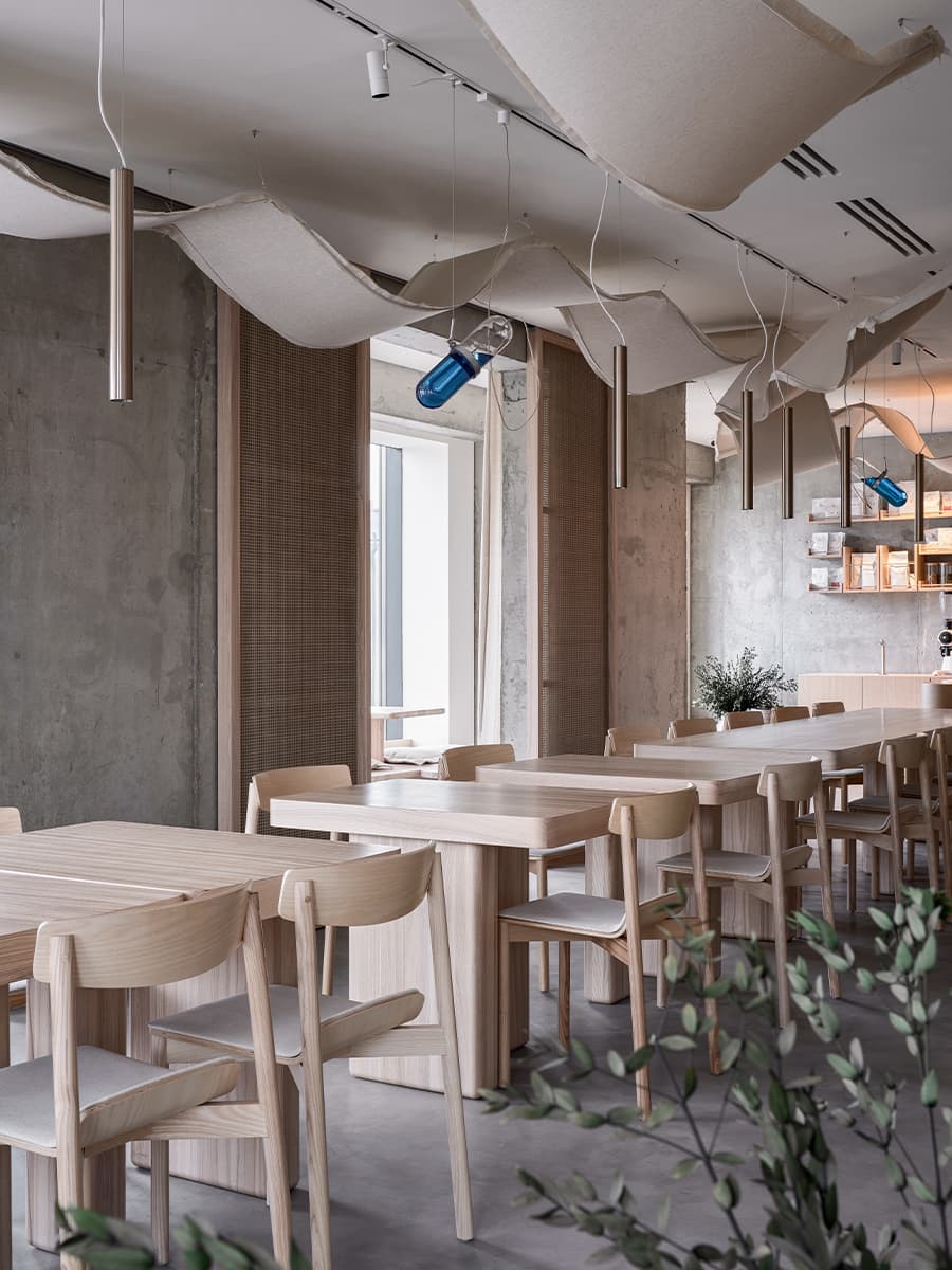 Уютный интерьер ресторана в индустриальных декорациях – проект DA Bureau