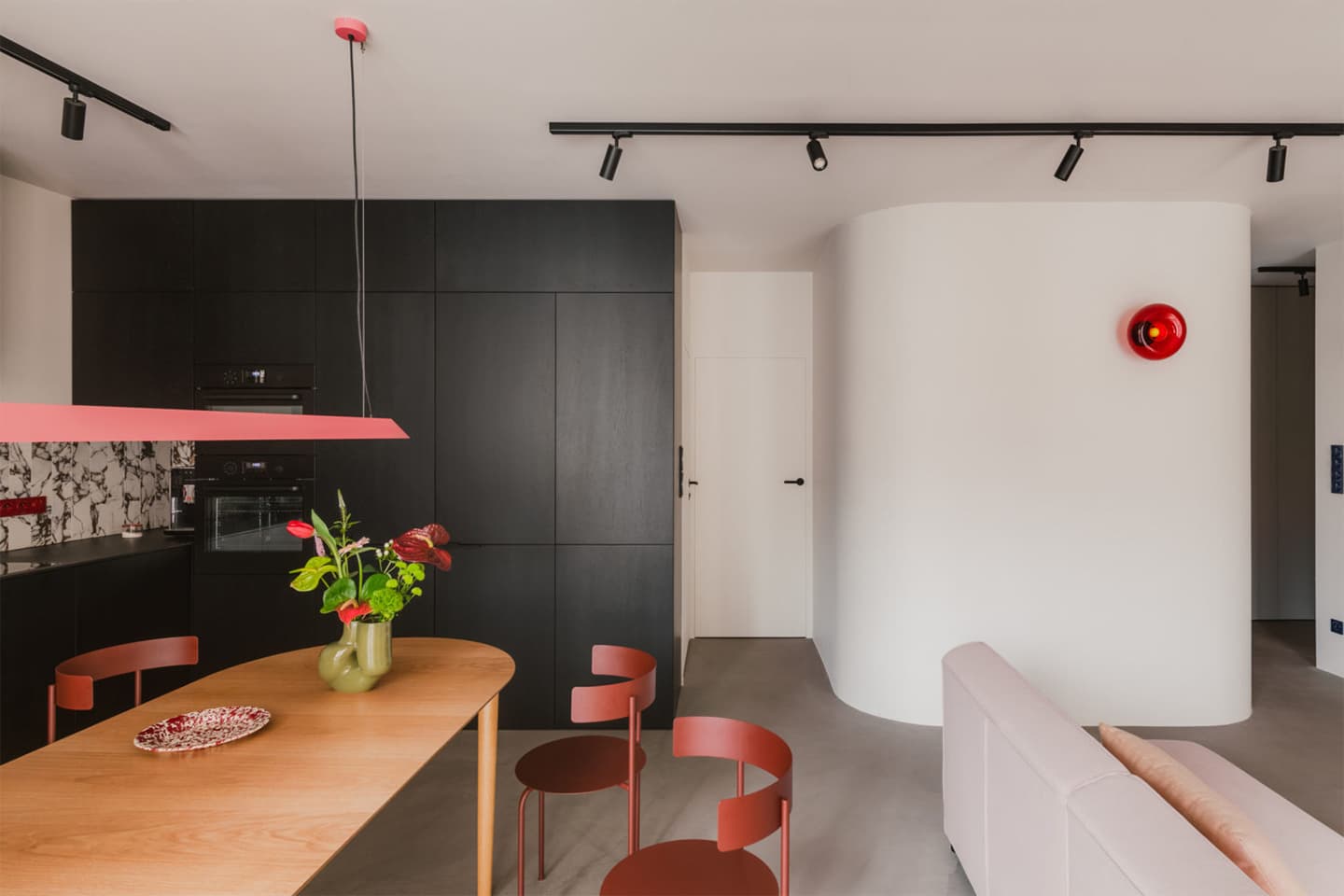 Насыщенный интерьер уютной квартиры в Кракове – проект Mistovia Studio