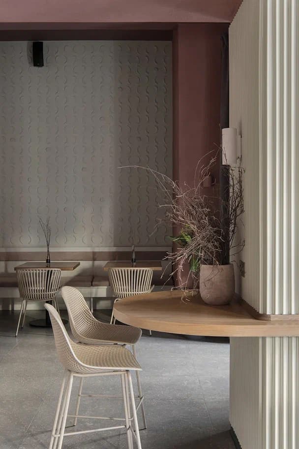 Романтичный интерьер кафе с фактурными кирпичными деталями – проект Соны Гамзян