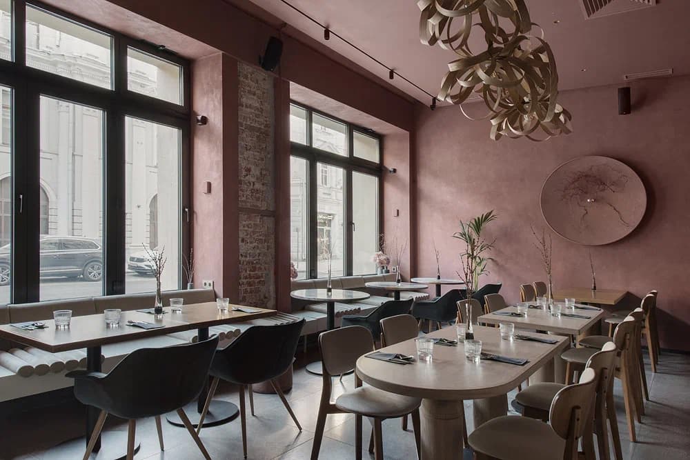 Романтичный интерьер кафе с фактурными кирпичными деталями – проект Соны Гамзян