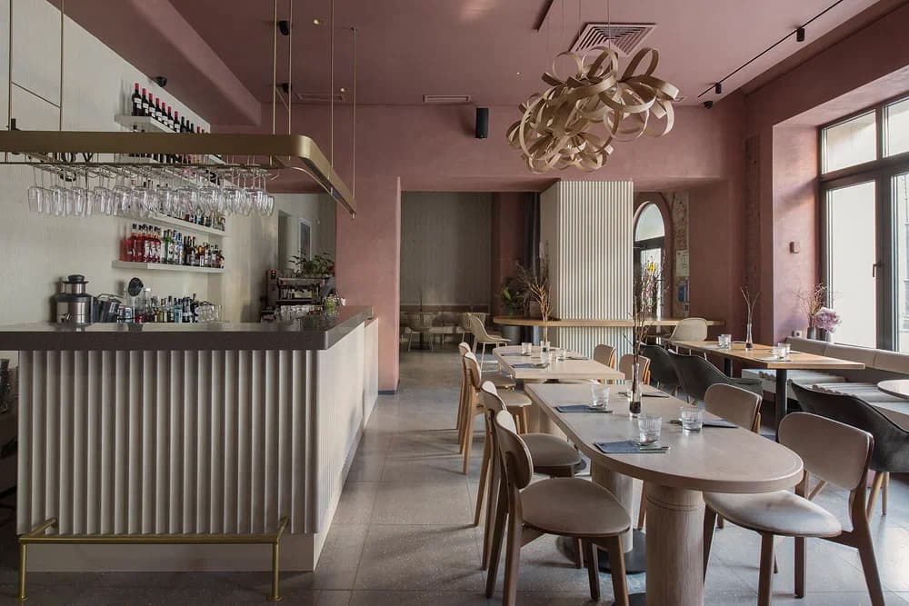 Романтичный интерьер кафе с фактурными кирпичными деталями – проект Соны Гамзян