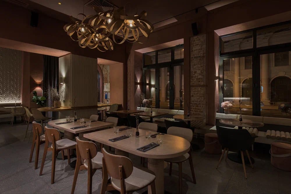 Романтичный интерьер кафе с фактурными кирпичными деталями – проект Соны Гамзян