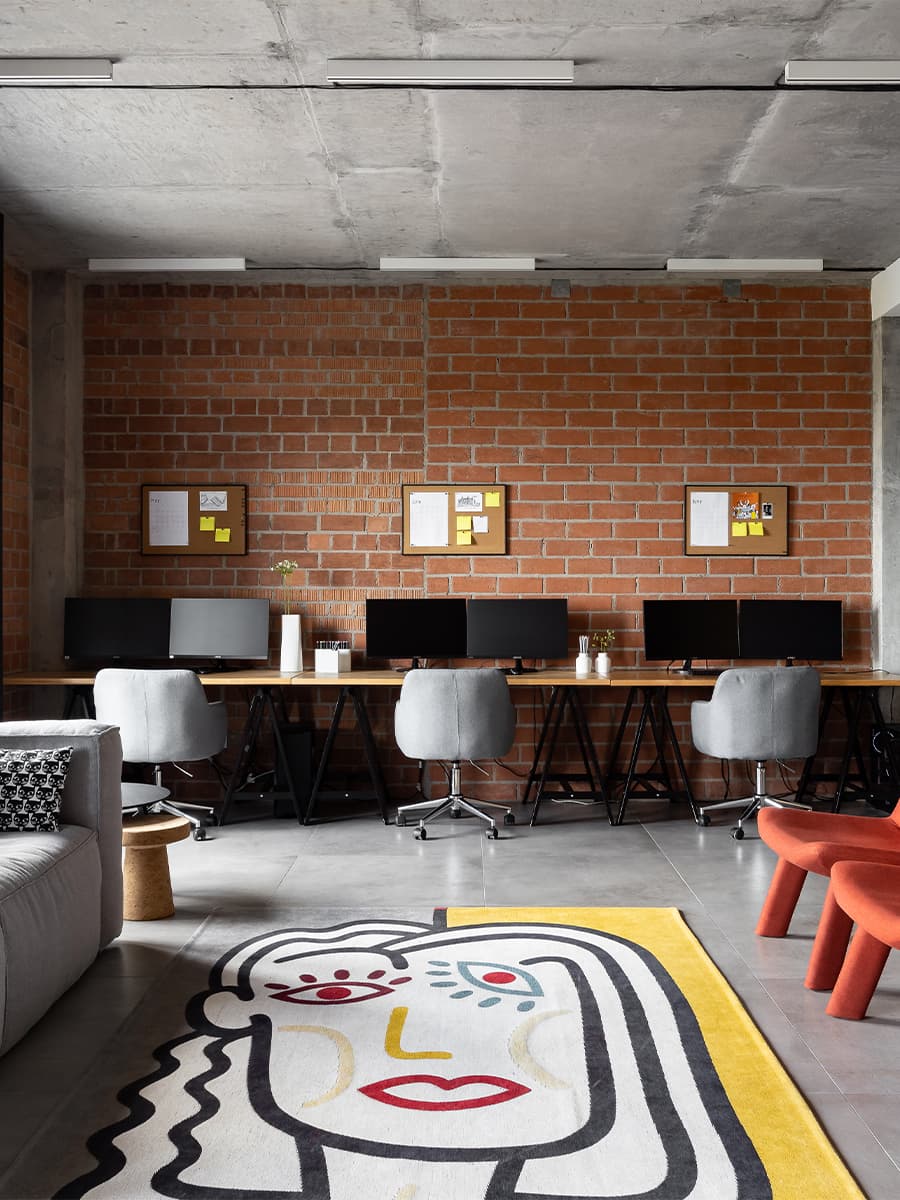 Контрастный интерьер офиса для челябинского архитектурного бюро – проект Юлии Стариковой