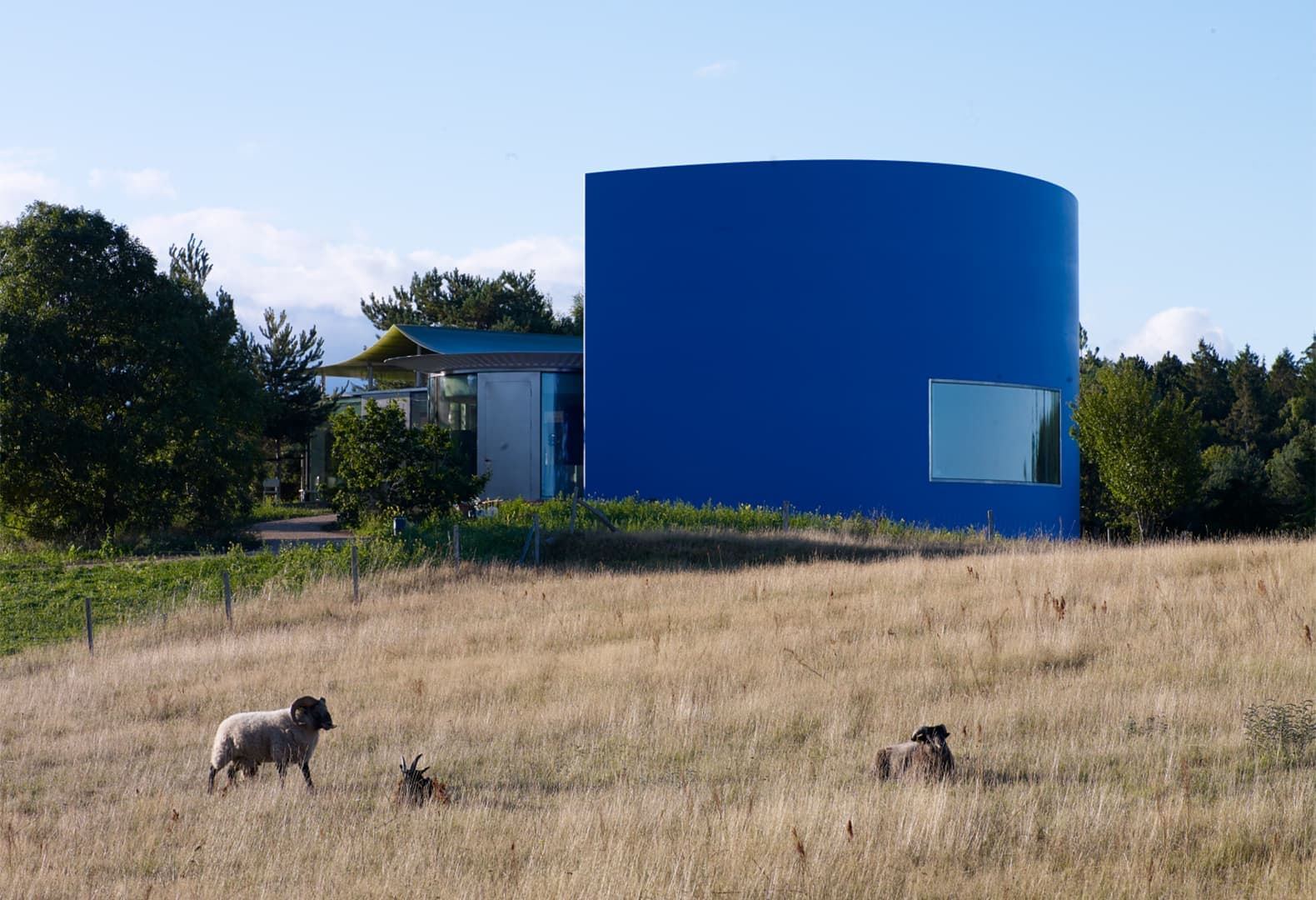 Павильон The Triple Folly для бренда Kvadrat - проект архитектурного бюро Caruso St John Architects. Фото: Ник Тенвиггенхорн