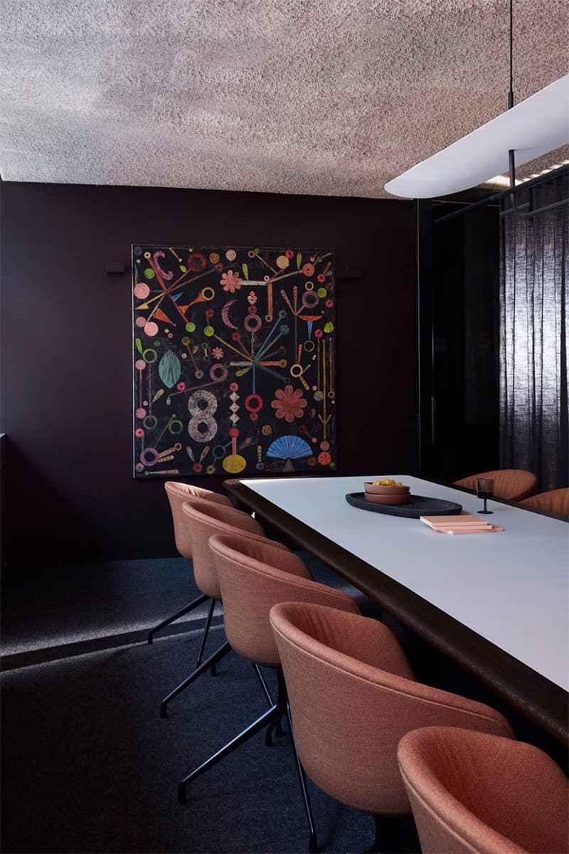 Фешенебельный интерьер офиса с атмосферой культовых фильмов о Джеймсе Бонде – проект YSG Studio