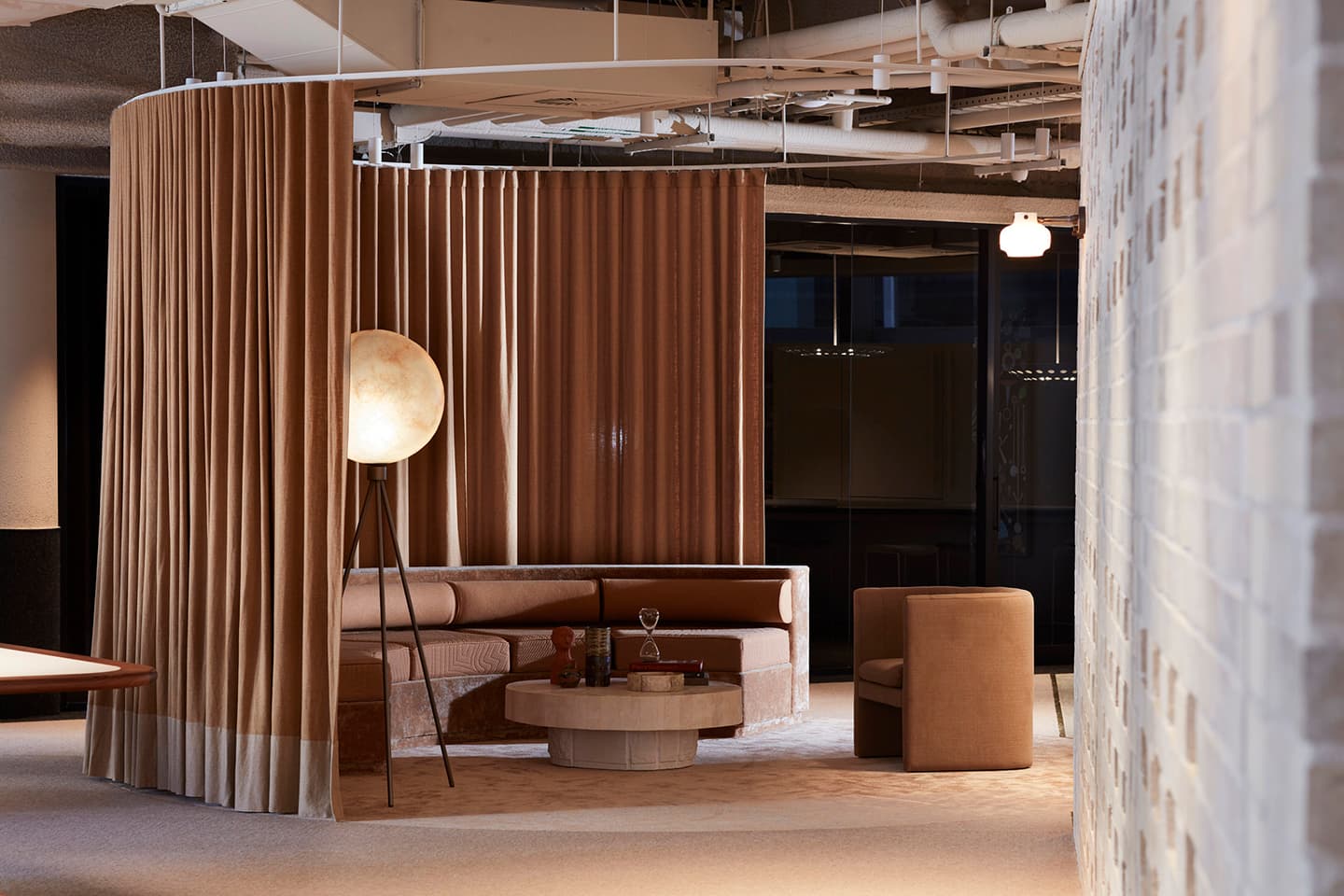 Фешенебельный интерьер офиса с атмосферой культовых фильмов о Джеймсе Бонде – проект YSG Studio