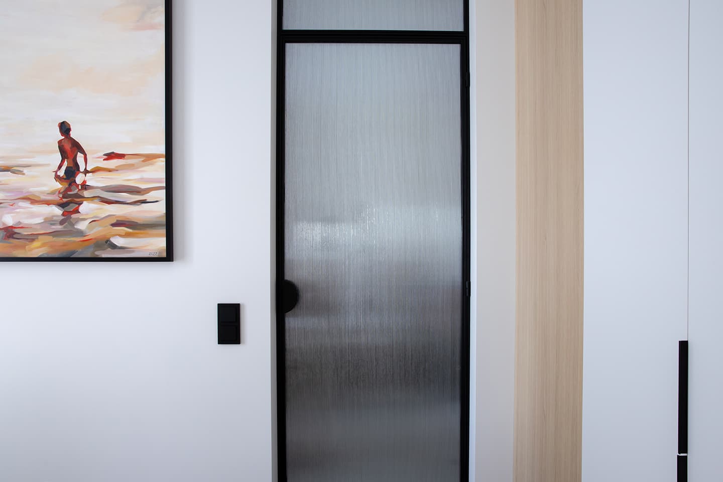 Природные акценты и деревянные рейки в интерьере семейной квартиры – проект Алены Жаворонковой