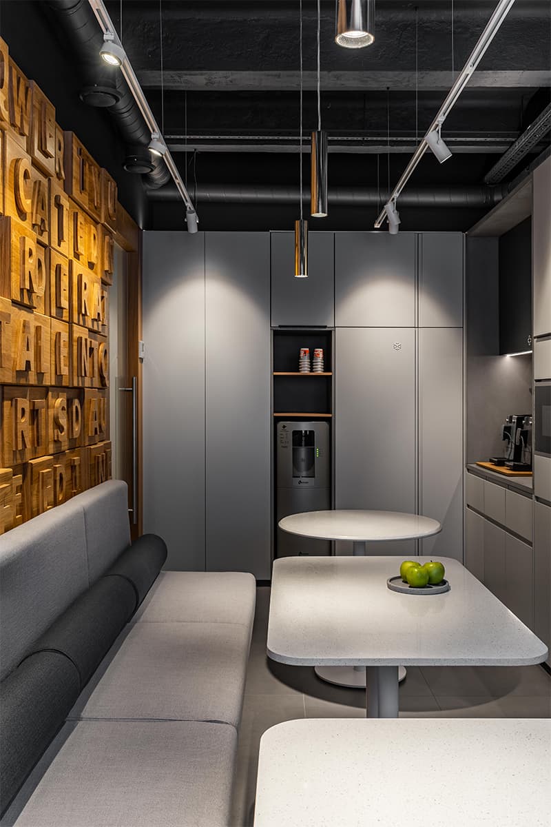 Динамичный интерьер для просторного офиса IT-компании – проект бюро Zarya Development