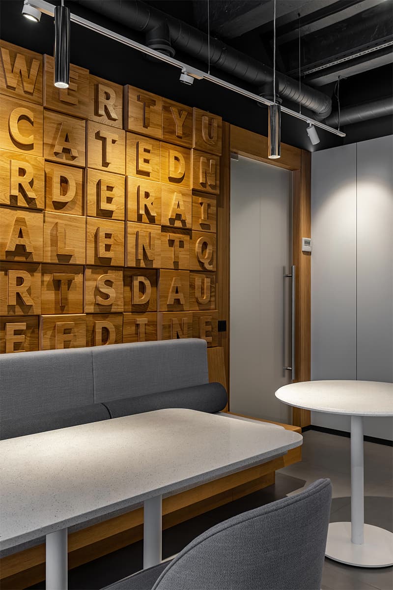 Динамичный интерьер для просторного офиса IT-компании – проект бюро Zarya Development