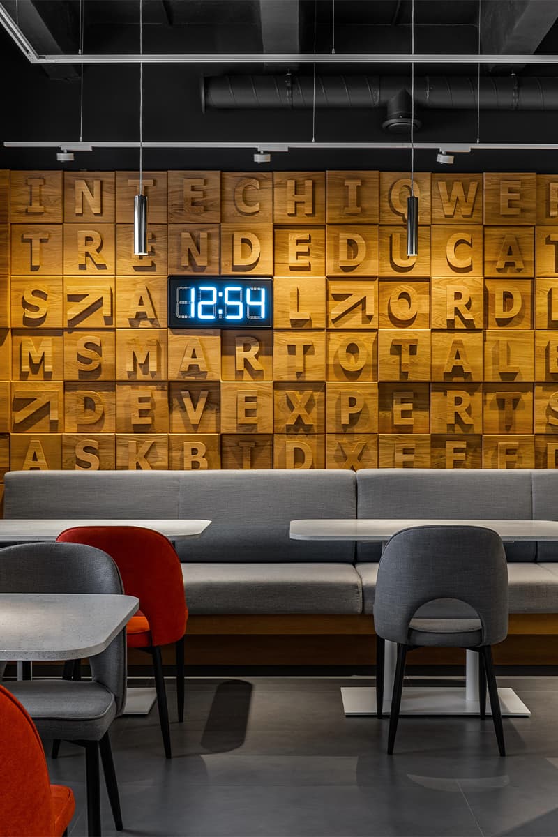 Динамичный интерьер для просторного офиса IT-компании – проект бюро Zarya Development