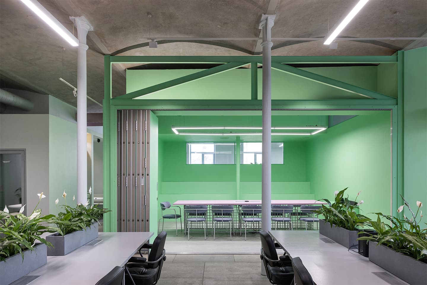 Свежий интерьер офиса для креативного агентства – проект бюро СХЕМА