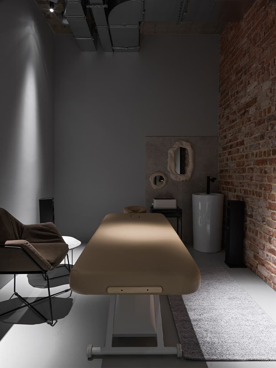 Бетон, текстиль и искусство в интерьере массажной мастерской – проект Софии Левченко