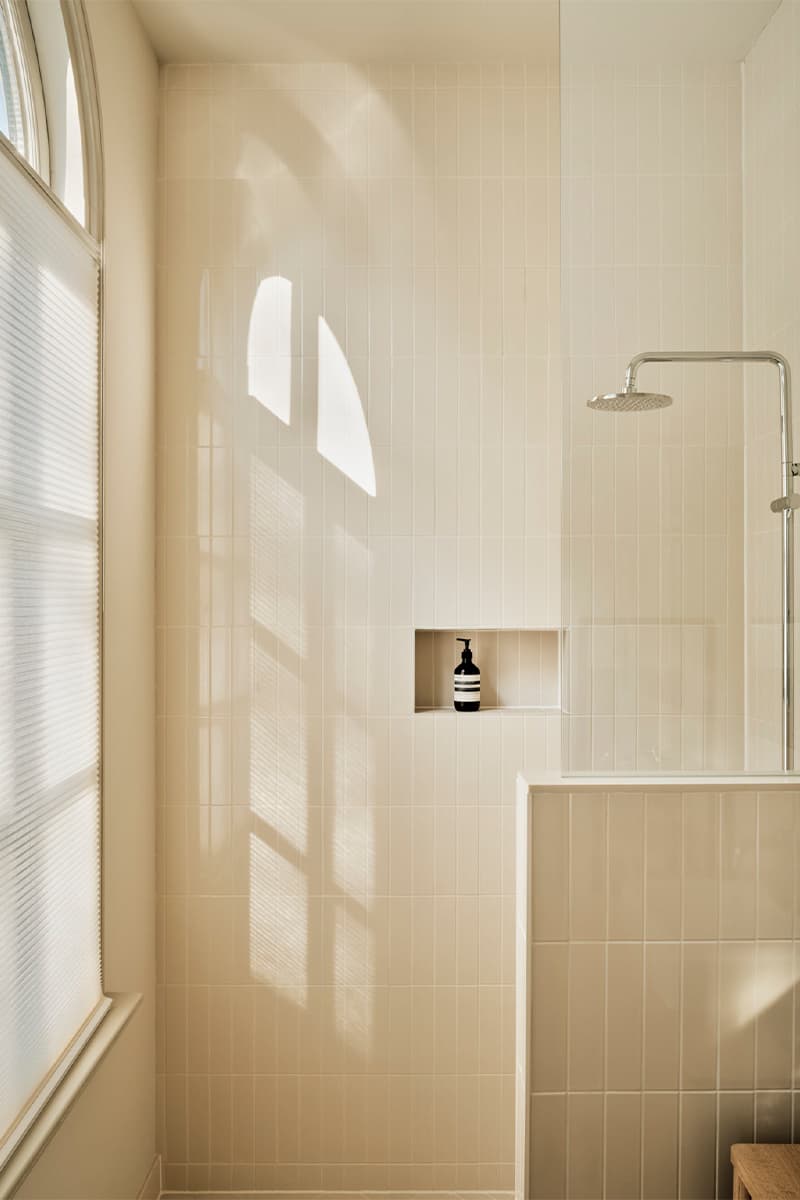 Интерьер двухэтажного семейного коттеджа в природных оттенках – проект Studio Modijefsky