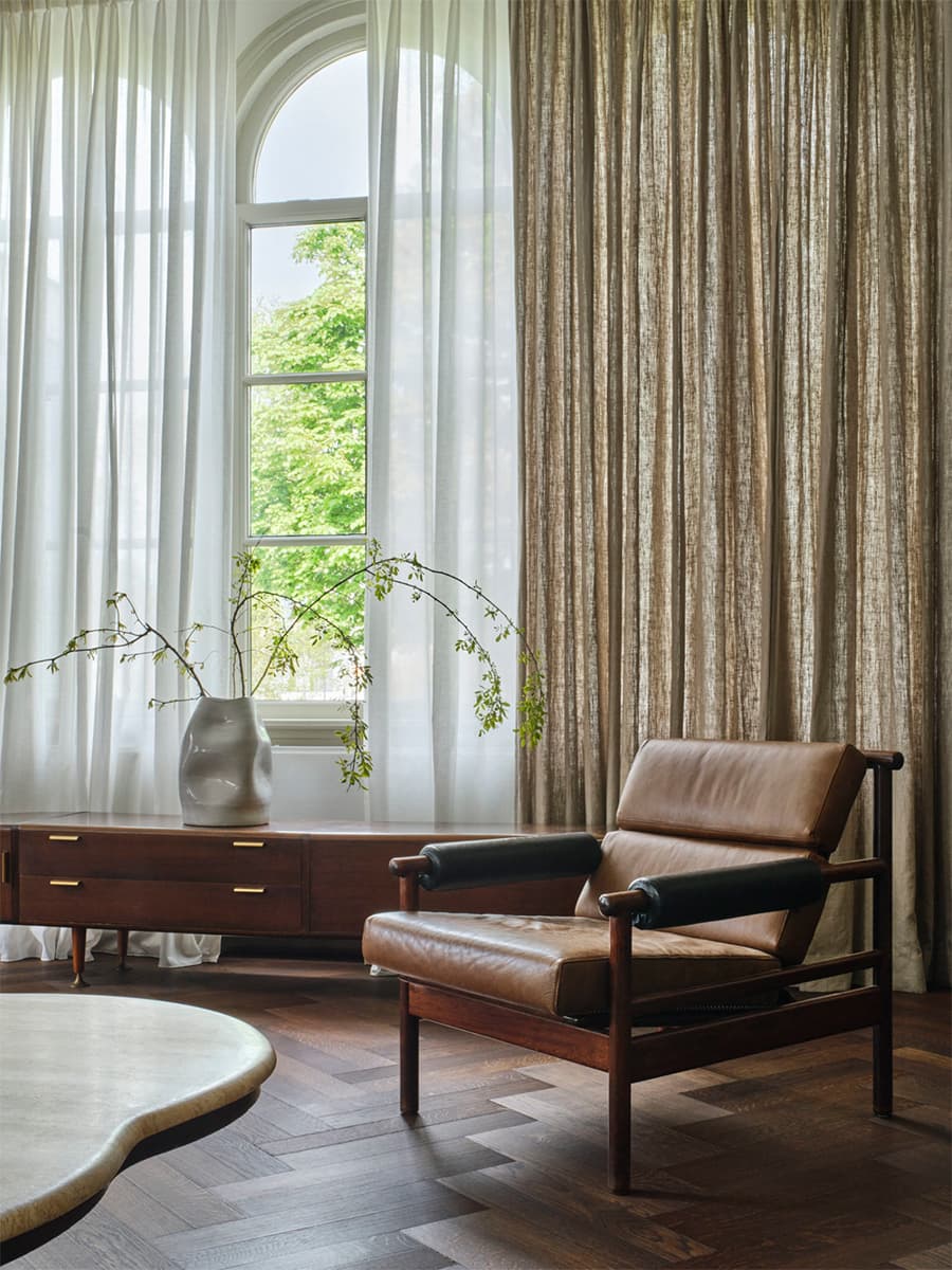 Интерьер двухэтажного семейного коттеджа в природных оттенках – проект Studio Modijefsky