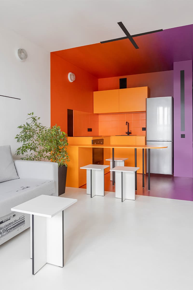 Закатный градиент в аскетичном интерьере квартиры для молодого человека – проект Рустэма Уразметова