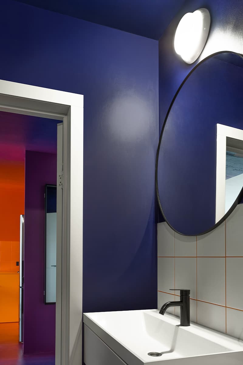 Закатный градиент в аскетичном интерьере квартиры для молодого человека – проект Рустэма Уразметова