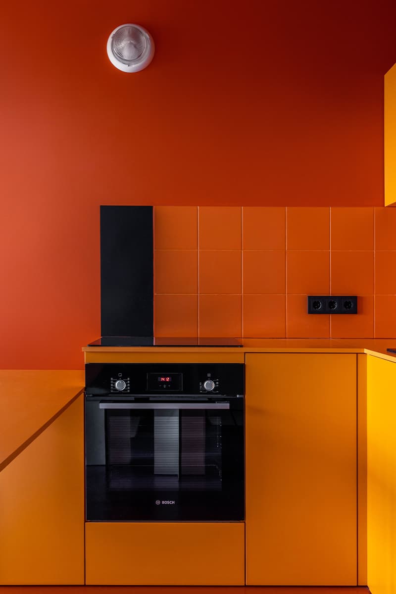 Закатный градиент в аскетичном интерьере квартиры для молодого человека – проект Рустэма Уразметова