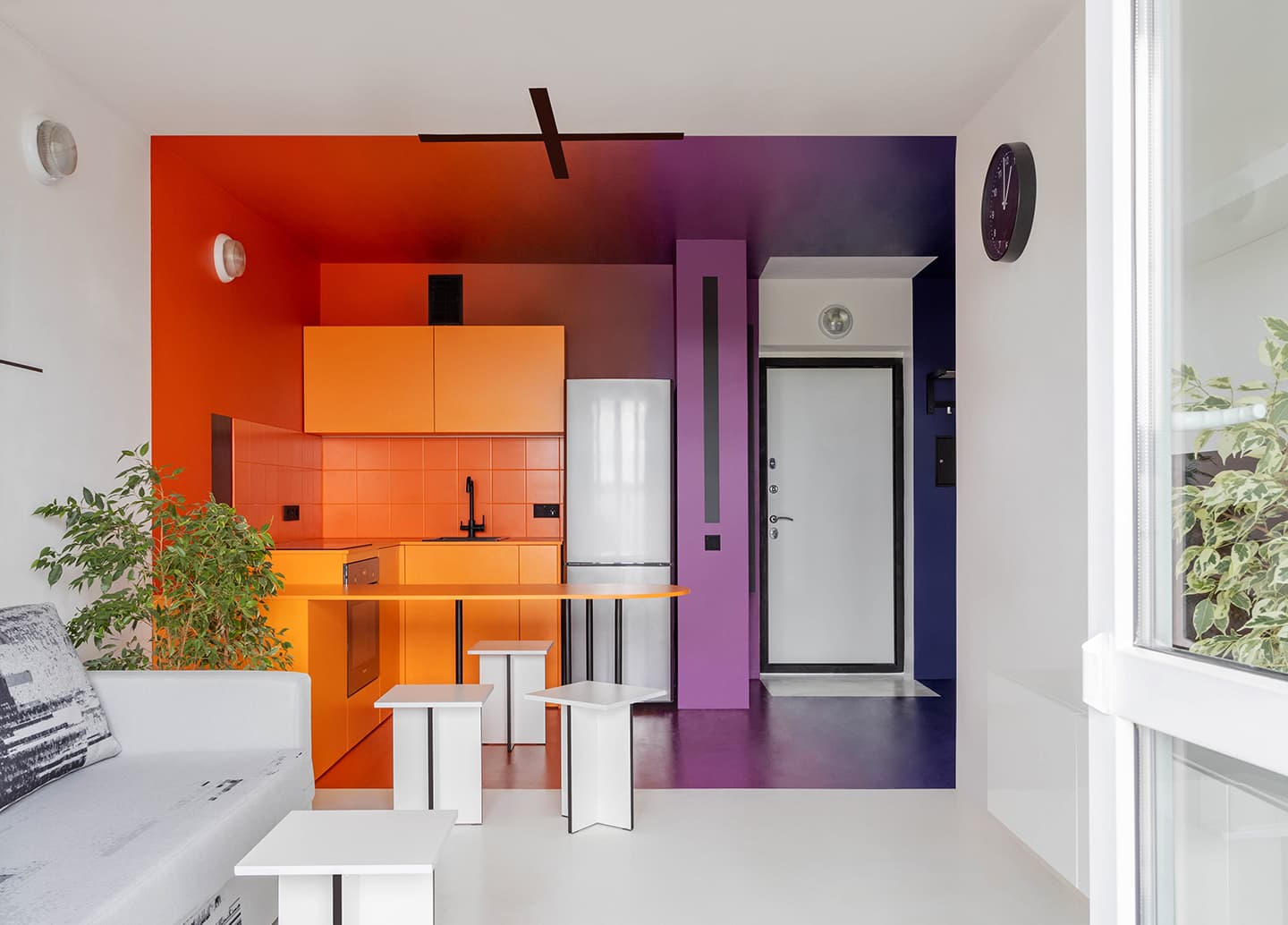 Закатный градиент в аскетичном интерьере квартиры для молодого человека – проект Рустэма Уразметова