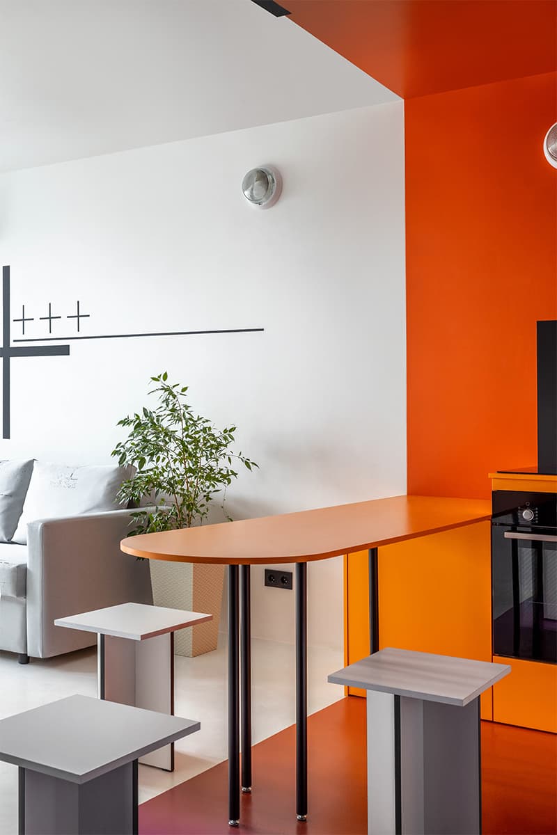 Закатный градиент в аскетичном интерьере квартиры для молодого человека – проект Рустэма Уразметова