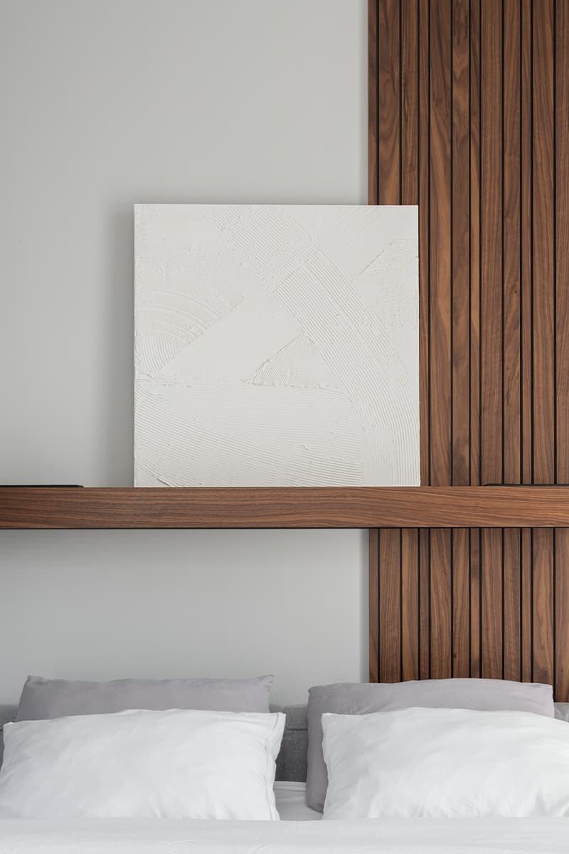 Монохромный интерьер с теплой обеденной группой и выразительными панно – проект Poisk Bureau