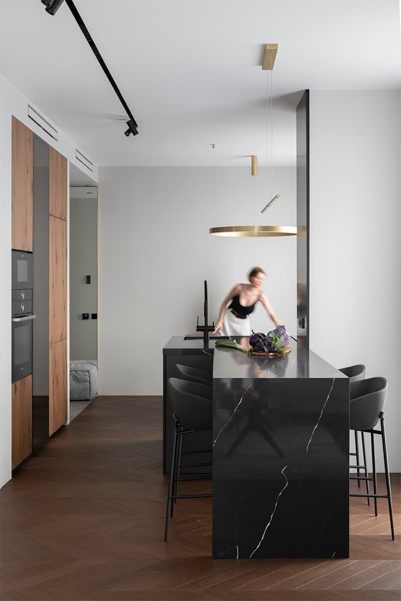 Монохромный интерьер с теплой обеденной группой и выразительными панно – проект Poisk Bureau