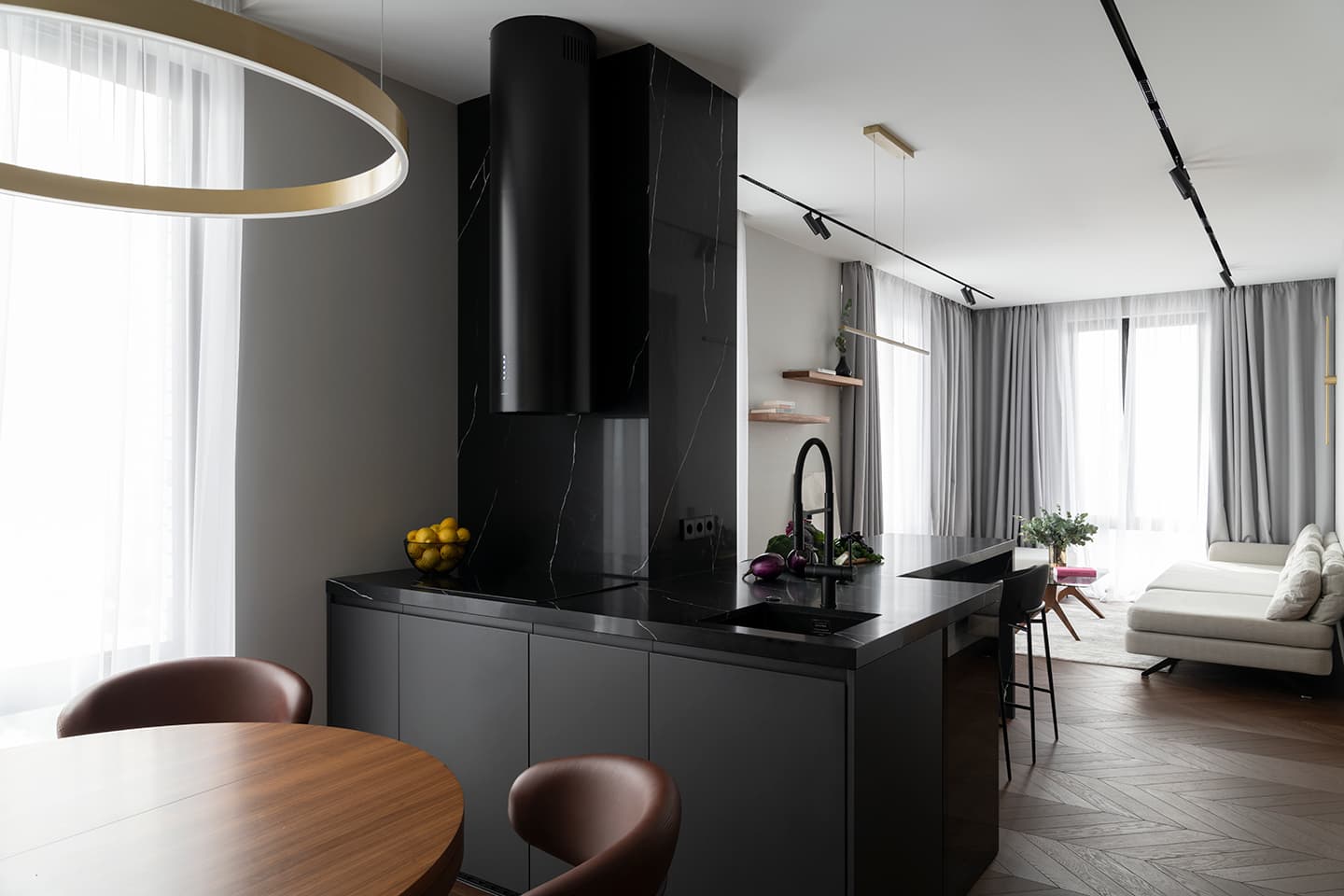 Монохромный интерьер с теплой обеденной группой и выразительными панно – проект Poisk Bureau