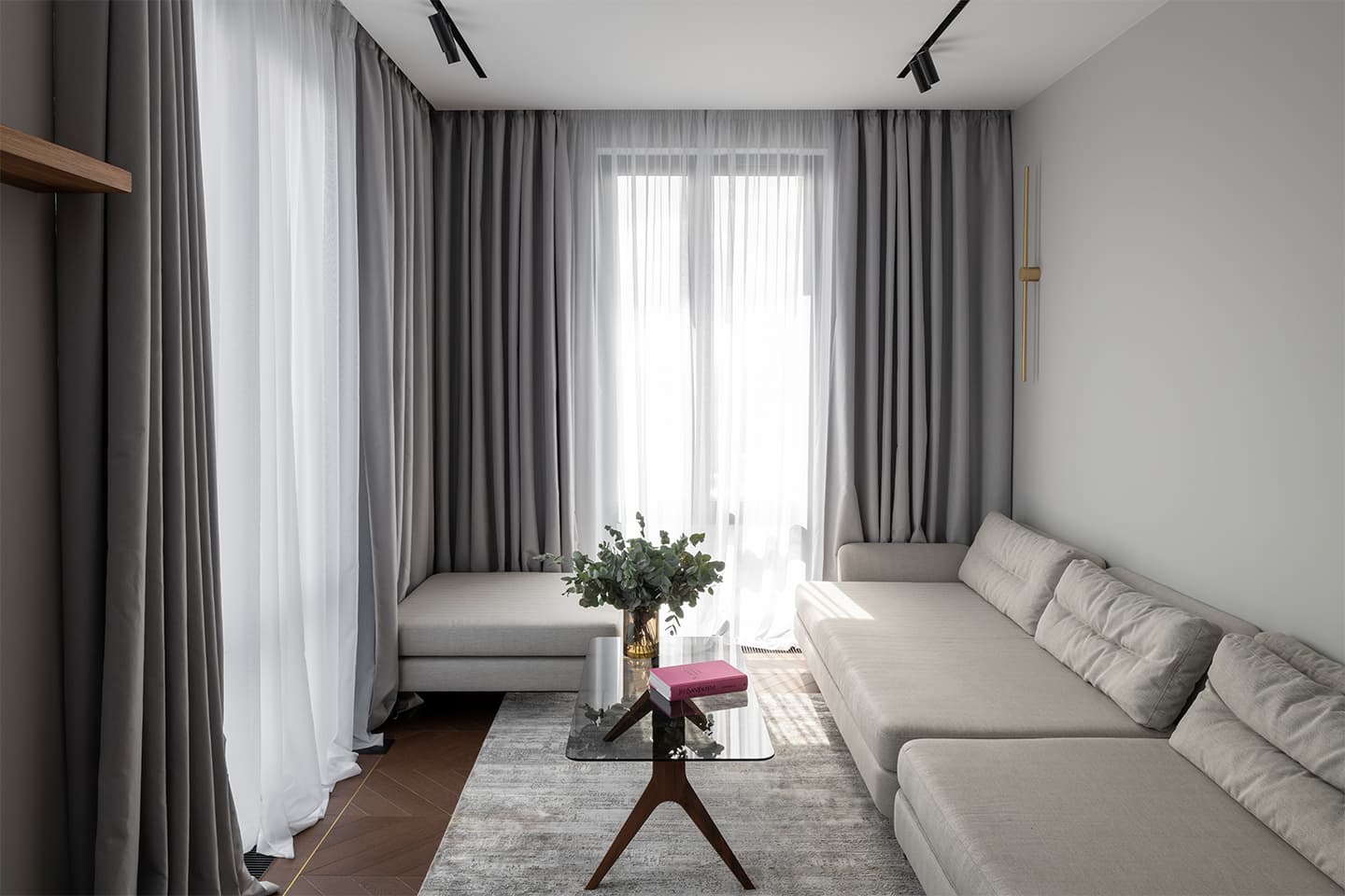 Монохромный интерьер с теплой обеденной группой и выразительными панно – проект Poisk Bureau