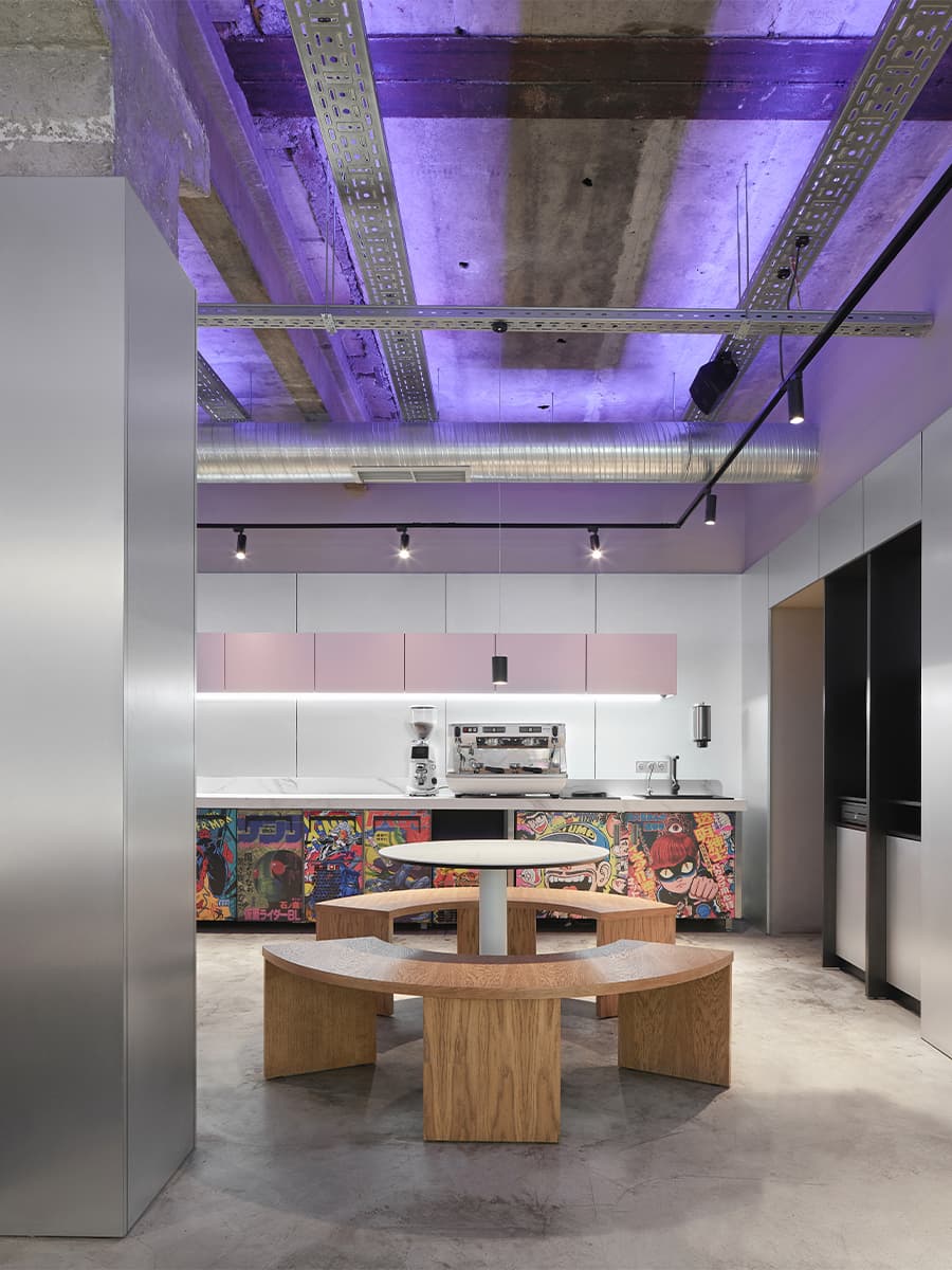 Контрастный микс лепнины, графики и стали в интерьере ресторана – проект sens bureau