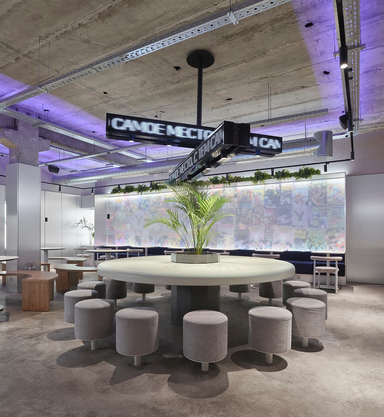 Контрастный микс лепнины, графики и стали в интерьере ресторана – проект sens bureau