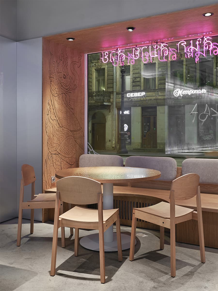 Контрастный микс лепнины, графики и стали в интерьере ресторана – проект sens bureau