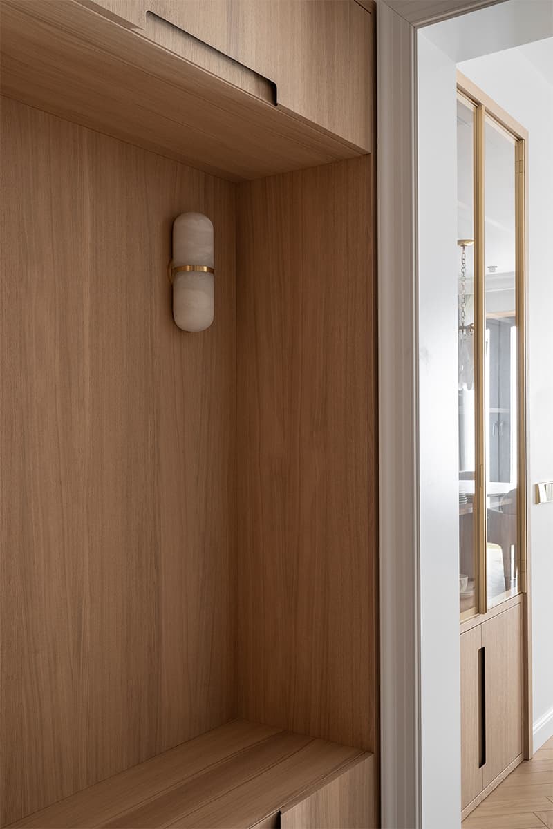 Легкий и светлый интерьер квартиры с двумя гардеробными – проект Александры Бурмистровой