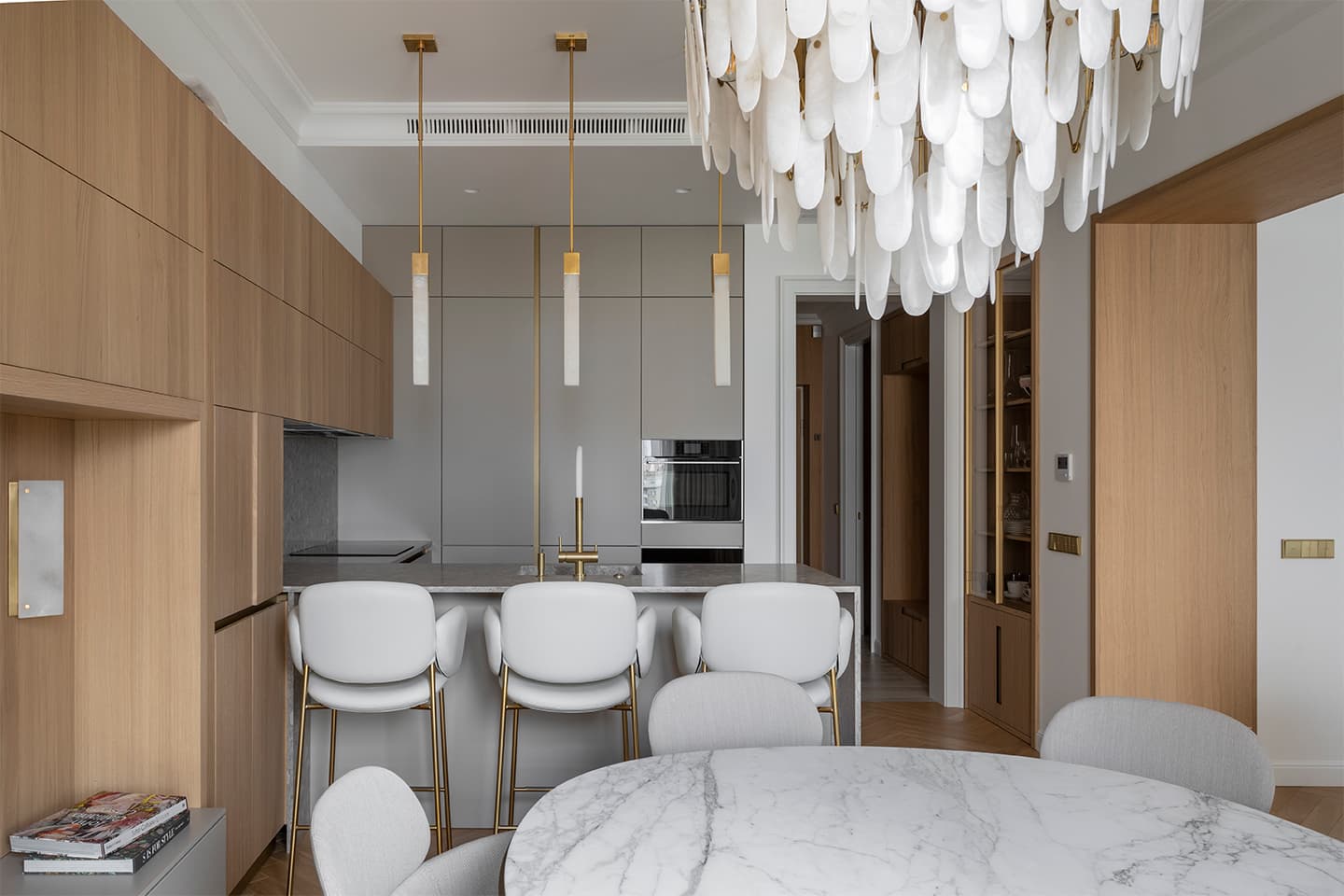 Легкий и светлый интерьер квартиры с двумя гардеробными – проект Александры Бурмистровой