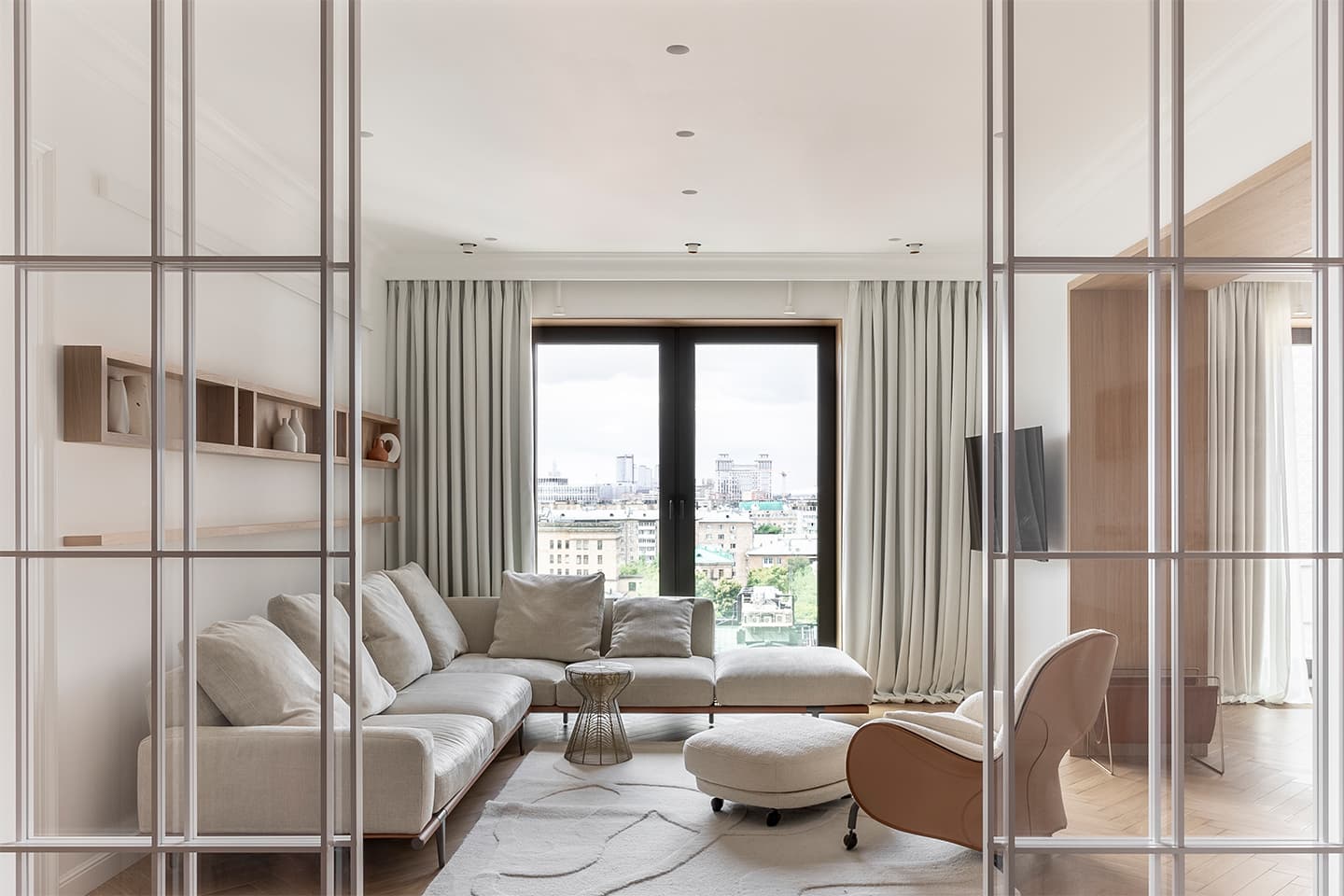 Легкий и светлый интерьер квартиры с двумя гардеробными – проект Александры Бурмистровой