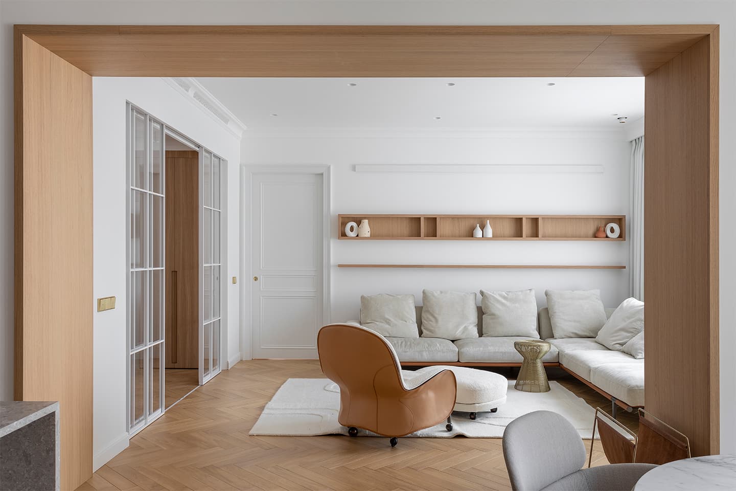 Легкий и светлый интерьер квартиры с двумя гардеробными – проект Александры Бурмистровой