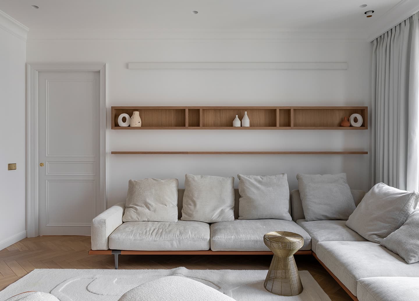 Легкий и светлый интерьер квартиры с двумя гардеробными – проект Александры Бурмистровой