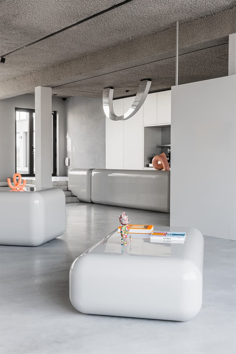 Бетон, сталь и яркая мебель в интерьере галереи современного искусства – проект 5AM Studio