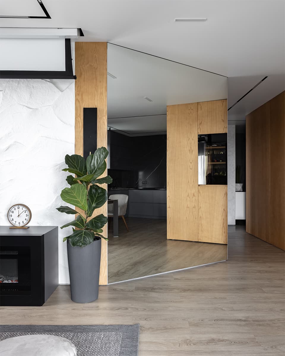 Темный интерьер с необычной планировкой и игрой отражений – проект Ольги Богдановой